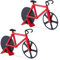 Relaxdays 2 x Fahrrad Pizzaschneider, lustiger Pizzaroller mit Schneiderädern, Cutter für Pizza & Teig, Pizzamesser, rot/schwarz
