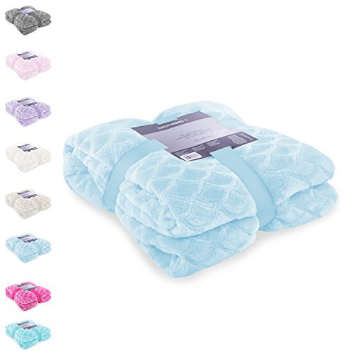 DecoKing Kuscheldecke 220x240 cm hellblau Tagesdecke Mikrofaserdecke Decke Fleecedecke kuschelig warm Fischschuppenmuster Fish blau Babyblue Sardi