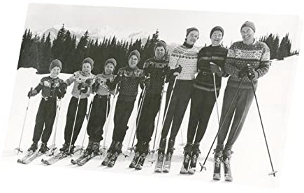 Fabulous Druck auf Leinwand Familienskifahren Wintersport Vintage Photo 70er Jahre Schwarz-Weiß (53 cm x 30 cm)