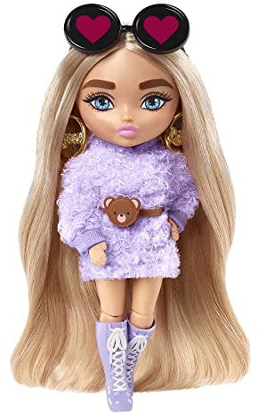 Barbie Extra Mini poupée n°4 (14 cm) avec Tenue Violette, Socle et Accessoires Dont Serre-tête à Oreilles d’Ours et Lunettes de Soleil, Jouet pour Enfant, HGP66