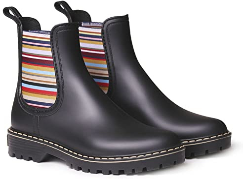 TONI PONS Damen-Gummistiefelette. Sie ist in dunklen und glänzenden Tönen gefertigt.