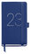 Miquelrius - Jahresplaner 2023 - Tag Seite - Größe Passport 90 x 140 mm - Hartcover aus Kunstleder genäht - Gummizug - Spanisch, Englisch und Portugiesisch - Blau