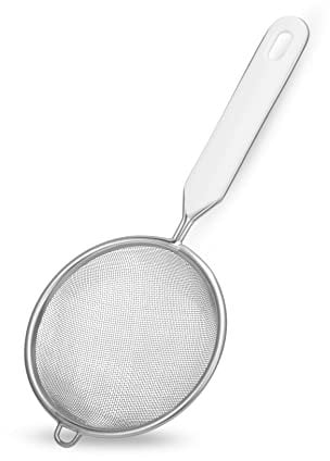 Fackelmann Colador de cocina compacto, Tamizador de Acero Inoxidable con Borde Redondo y Mango en plástico ABS blanco, 7 cm de diámetro y 18 cm de largo, 1 ud.