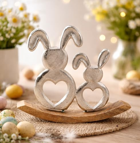 KAMACA Osterhasen Deko aus Aluminium auf Holzsockel – Herzdesign – ca. 21 x 23 cm – Frühlings- & Osterdekoration für Zuhause