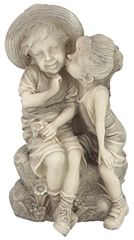 Design Toscano Bambini che si scambiano un bacio Bambino e Bambina Statuetta decorativa da esterni, poliresina, pietra antica, 35,5 cm