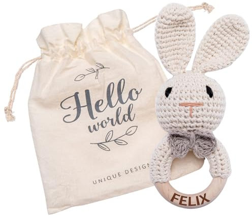 Mamimami Home Gehäkelte Babyrassel mit Namen - Individuelles gehäkeltes hölzernes Greifspielzeug Babyrassel für Jungen und Mädchen Handgemachtes Geburtsgeschenk (Hase, geschnitzt)