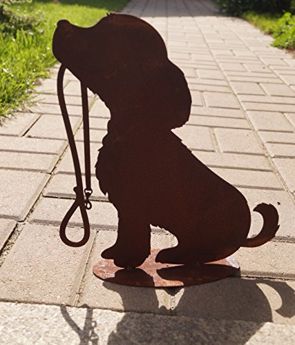 Edelrost Hund sitzend mit Leine auf Bodenplatte Gartendekoration