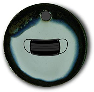 Schöner Keramik-Anhänger „Atemschutzmaske“ in braun-blau-grün marmoriert; Schmuck Kette Kettenanhänger Geschenk Kunsthandwerk Keramik rund Talisman Halskette Aufmerksamkeit Mitbringsel individuell
