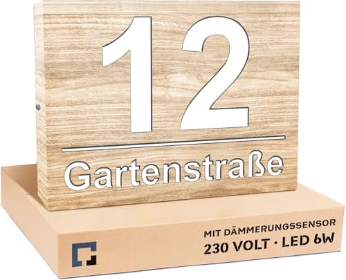 PRINTIMA Premium Gravur Personalisierter Hausnummer Anthrazit Beleuchtet Led Strom 230V, Hausnummernschild mit Dämmerungssensor |30x40cm, 6W /A++| (Helle Holz v5)