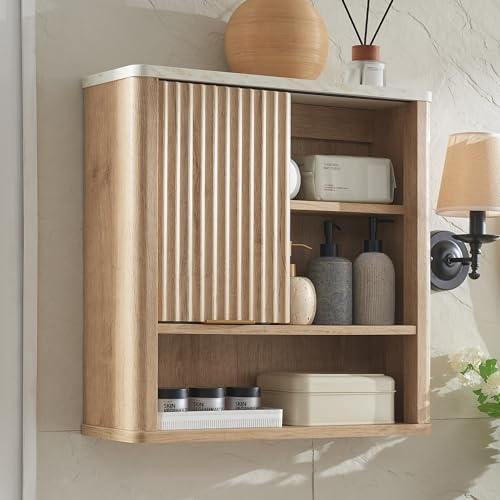 AetherWood Badezimmerschrank Hängeschrank mit Schiebetür, Wandschrank Bad mit Kunstmarmor-Optik, Verstellbares Regal & Offenes Fach, Geriffeltes Design, Badschrank Wandmontage, Natur-Eiche