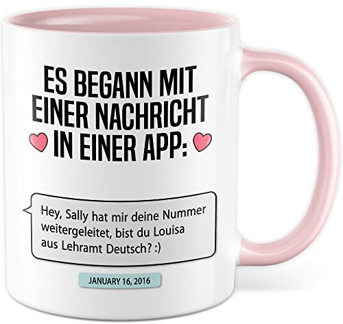 Valentinstag Tasse personalisierbar Geschenk, Es begann mit einer Nachricht in einer App: (personalisiert) Geschenkidee Freundin Kaffeetasse mit anpassbarem Text persönlicher Kaffee-Becher (Weiß/Pink)