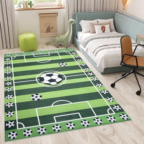 TAPISO Flannel Teppich rutschfest Grün Schwarz Weiß Kurzflor Waschbar Fußballteppich Fußballfeld Kinderteppich Kinderzimmer ÖKOTEX 80 x 150 cm
