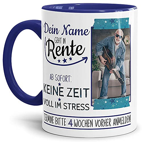 Tasse zum Ruhestand - mit Spruch - mit Name und Foto Personalisieren - Geschenk für Männer, Abschiedsgeschenk, Rente - Hochwertige Keramik, Innen & Henkel Dunkelblau, 300 ml
