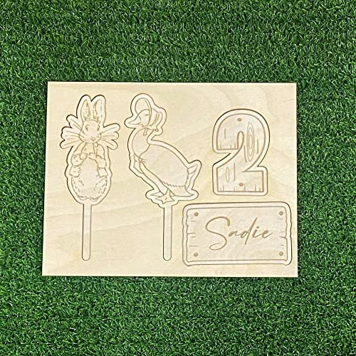 Peter Rabbit Party Kuchen Topper und Charms, Personalisierbare Kinder Kuchen Dekoration, Geburtstag Taufe Holz Tortenaufsatz mit Nachricht