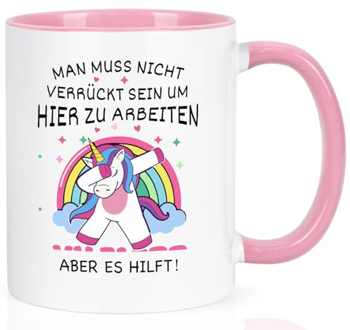 Joymaking Lustige Tasse Büro Geschenk für Arbeitskollegin - Man muss nicht verrückt sein um hier zu arbeiten -Geschenk für Kollegin Abschied, 320ml Rosa