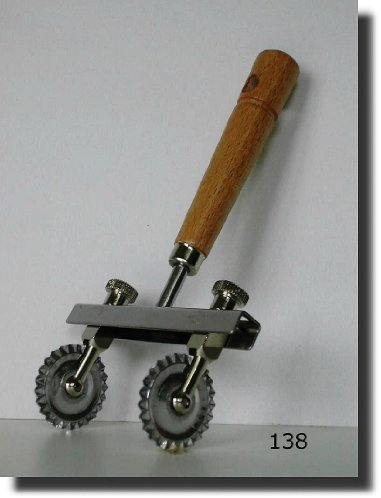 Tracanzan Rotella Taglia Pasta 2 Rotelle Estensibili Regolabili