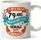 Mugffins Mug/Tasse Joyeux 79 Anniversaire - IL M'A FALLU 79 ANS POUR DEVENIR AUSSI GENIALE - Cadeau Original pour Homme et Femme