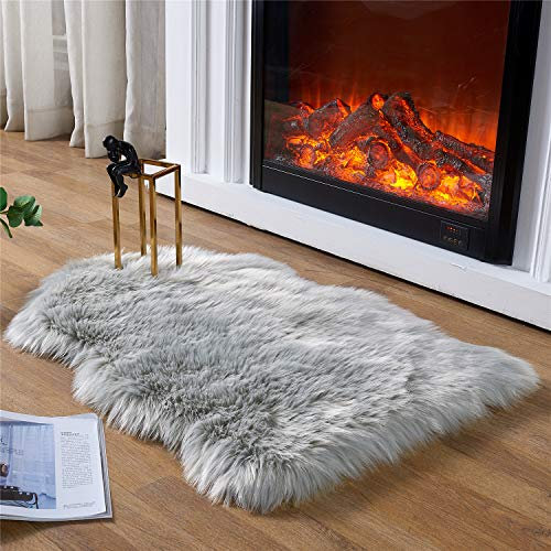EasyJoy Ultraweicher flauschiger Shaggy Teppich Kunstfell Teppich Stuhlbezug Sitzpolster Fuzzy Area Rug für Schlafzimmer Boden Sofa Wohnzimmer (2 x 3ft Schaffell, Hellgrau)
