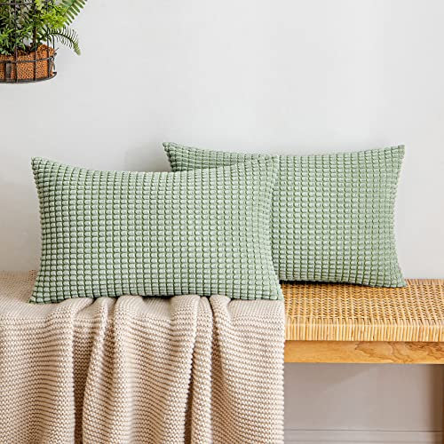 EMEMA Kordsamt Kissenbezug Granulat Dekorative Sofakissen Dekokissen Kissenbezüge Couchkissen Kissenhülle Weich Kissen Bezug Zierkissen für Sofa Couch Wohnzimmer 2er Set 30x50 cm Bohnengrün