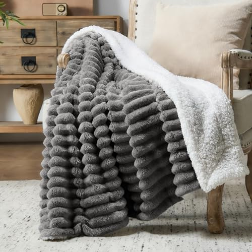 CELESTA Doppelseitige Kuscheldecke Sherpa & Streifen Dunkelgrau - Extra Dicke & Warme Flauschdecke für Winter, Wohndecke 200x230 cm XL - Weiche Couchdecke, Maschinenwaschbar Winterdecke