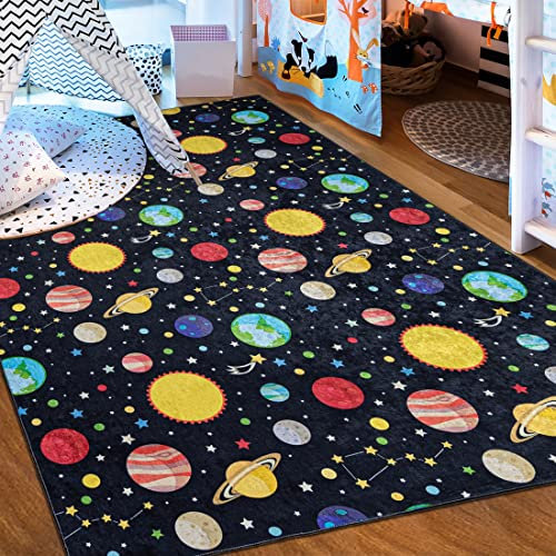 Mazovia Kinderzimmerteppich Antirutsch - Waschbar bis 30 Grad - Planeten Weltraum - Kurzflor Kinderteppich Teppich für Kinderzimmer - ÖKO-TEX - Teppiche Junge Schwarz Bunt 80 x 150 cm