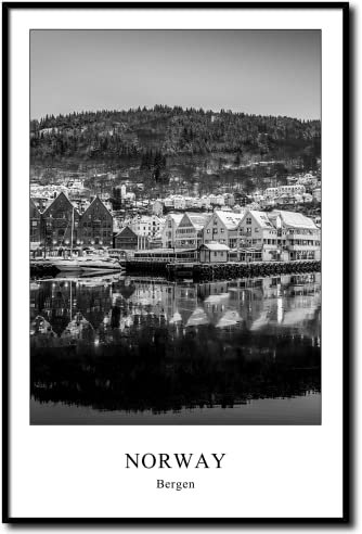 daazoo Gerahmtes Bild Bergen Norwegen | Wandbild Rahmenbild | Fjord Natur Berge skandinavisch Skandinavien | Bild schwarzweiss schwarz weiß mit Rahmen | 40 x 60 cm