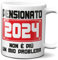 STAMPATEK Tazza Pensionato 2024 Idea Regalo Pensione, Regalo Uomo Collega Pensionante, Gadget Pensionamento Colazione Portapenne Scrivania