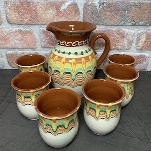 etara Wein&Feinkost Kollektion/Wein Glühwein Tee Wasser Weindekanter Set, Krug und 6 Becher aus Ton, bulgarische Tradition, Keramik, hochwertige Handarbeit (Weiß - Tropfen)