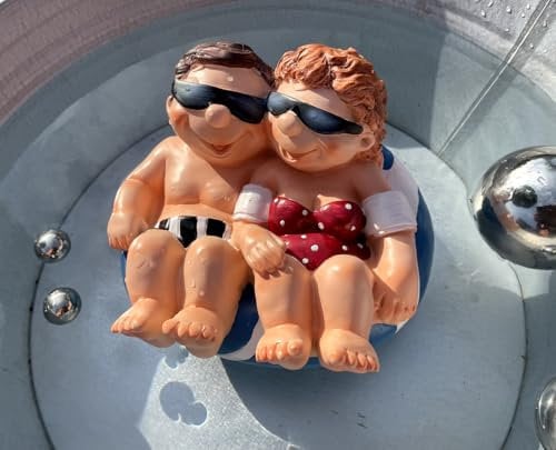 LB H&F Schwimmfigur Teichfigur Urlauberpaar schwimmt Teichdeko Strandurlauber 16x14 cm Luftmatratze Miniteich Gartenteich Dekofigur Garten Teich (Urlauberpaar)