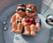 LB H&F Schwimmfigur Teichfigur Urlauberpaar schwimmt Teichdeko Strandurlauber 16x14 cm Luftmatratze Miniteich Gartenteich Dekofigur Garten Teich (Urlauberpaar)
