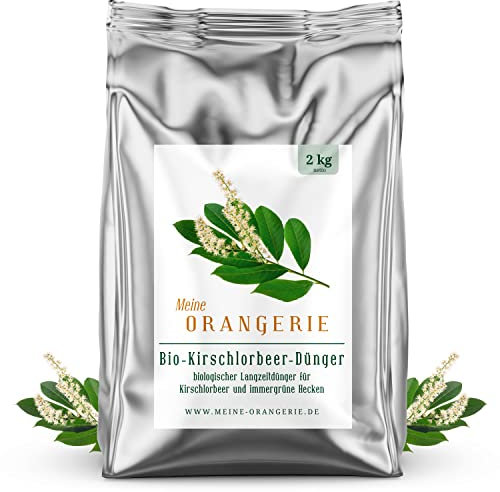 Meine Orangerie BIO Kirschlorbeerdünger - Spezial-Dünger für Kirschlorbeer [2kg] - Einfach und sicher ihren Kirschlorbeer düngen - Heckendünger für Lorbeerkirsche & portugiesischer Kirschlorbeer