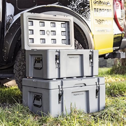 horntools Transportbox - Wasserdichte Reisebox - Lagerbox Stapelbar - 3,6mm dickes Polyethylen - Sichere Befestigung & Verschlüsse - Auto, Dachträger, Jagd, Boot & Camping Zubehör - 50l