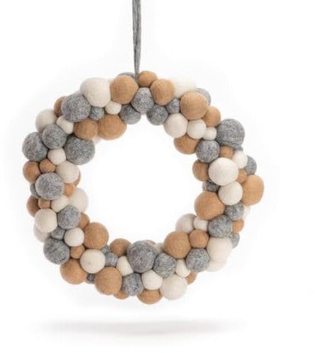 Én Gry & Sif Kugelkranz, braun, grau und weiß, Durchmesser 30cm im Scandi-Stil, Handmade, Fairtrade, Türkranz, Herbstkranz, Dekokranz zum Aufhängen