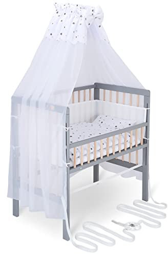 FabiMax Baby Beistellbett für Boxspringbett, TÜV geprüft 2022, inkl. Matratze und Komplettset, Buche massiv grau/Natur, Comfort/graue Sterne auf weiß