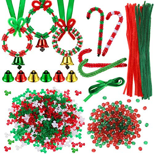 HOWAF 1200 Stück Weihnachts bastelset für Kinder, Weihnachtsperlen Kunststoff Tri Perlen, 50 Stück Pfeifenreiniger Chenille Stiel, 5m grüne Bänder, 6 Stück Glocken für Weihnachts Ferien Baumschmuck
