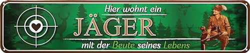 WOGEKA ART Retro Blechschild - Hier wohnt ein Jäger mit der Beute seines Lebens - lustiger Spruch als Geschenkidee zur Deko Schild 46x10 cm Vintage Straßenschild STR02