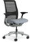 Steelcase Think Ergonomischer Bürostuhl mit LiveBack Lendenwirbelstütze, 4D-Armlehnen, nachhaltiges Design, Pfeffer