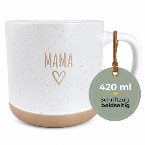 HerzHolzPapier® Große Steingut-Tasse „MAMA“ – 420 ml – Keramik Kaffeetasse mit Herzmotiv – Beidseitiger Dekor-Druck – Spülmaschinen- & Mikrowellenfest – Geschenk für Mama, Muttertag
