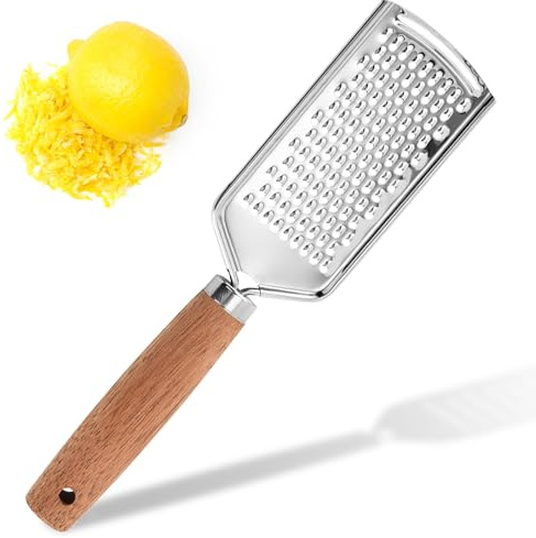 Käsereibe Parmesanreibe mit Holzgriff für Parmesan, Knoblauch, Ingwer, Zitronenschale, Muskat, Apfel & Gemüse – Küchenreibe Zester Reibe Edelstahl