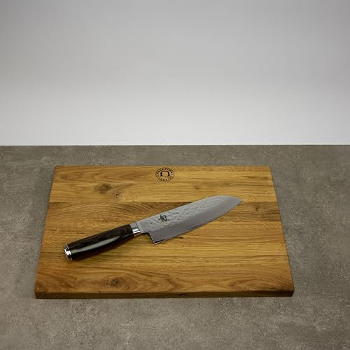 KAI Shun Premiere Tim Mälzer Angebotsset, TDM-1702 Santoku 18 cm Klinge aus Damaststahl + handgefertigtes Küchen Schneidebrett aus Eiche 40x28 cm