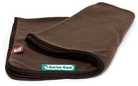 Doctor Bark | kuschelige Hundedecke waschbar bis 95°C, hygienische, weiche Fleecedecke für Sofa und Hundebett, Flauschige Haustierdecke - Made in Germany (M - 100x70 cm/Braun)