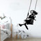 Große Banksy Swinging Girl Wandaufkleber Kinderzimmer Kinderzimmer Graffitti Street Culture Banksy Wandtattoo Schlafzimmer Vinyl Dekor 56X36Cm