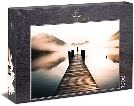 Ulmer Puzzleschmiede - Puzzle „TAUCHE EIN“ - Stimmungsvolles 1000 Teile Puzzle für Erwachsene - Ruhe und Entspannung am Steg im Nebel über dem einsamen See - Puzzle Made in Germany