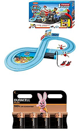 Carrera 369-3033 FIRST PAW PATROL On the Track 2,4m Rennstrecken-Set | 2 ferngesteuerte Fahrzeuge mit Chase und Marshall | mit Handregler + Duracell Plus C Alkaline-Batterien, 4er Pack