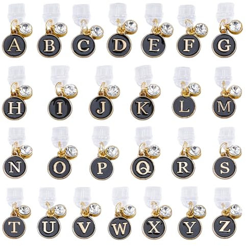 DICOSMETIC 26 Stück Staubstecker Anhänger Buchstabe Typ-C Ladeanschluss Anhänger Schwarz Handy Anhänger Steckerabdeckung Kunststoff Staubstecker Mit Legierung A-Z Anhängern USB Anschluss Schutzkappe