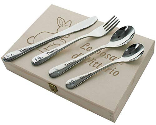 Angolo del Regalo Amikado - Cofanetto Posate Bambini Animaletti Personalizzate con Il Suo Nome - 4 Pezzi (Tutti e 4 incisi col Nome) - Acciaio Inox - Incisione in Un Font Attraente