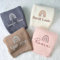 ZXH Individuelle Babydecken mit Namen, personalisierte Babydecken, bestickt, Regenbogen-Strick-Babydecke, weiche, atmungsaktive Decke, Babyparty, Geschenk für Neugeborene