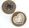 DLM35202 Apri Bottiglie Apribottiglie con Calamita Moderno Design Tondo in Legno Cuore e Sposi Sposini Abbraccio Nozze Matrimonio bomboniera
