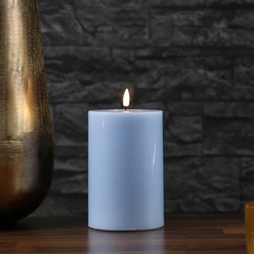 MARELIDA LED Kerze Echtwachs Deluxe Homeart Stumpenkerze mit realistischer 3D Flamme mit Wachsspiegel hellblau Indoor (D: 10cm - H: 15cm)