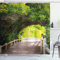 ABAKUHAUS Park Duschvorhang, Nature Boardwalk Torbogen, Stoffliches Gewebe Badezimmerdekorationsset mit Haken, 175 x 220 cm, Beige Grün Braun